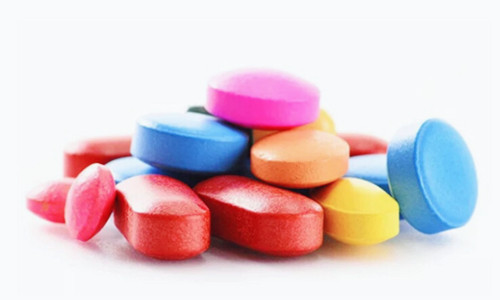 不同顏色的由濕法制粒壓片制成的壓片糖果